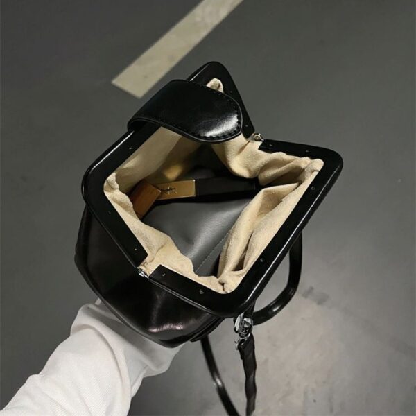 Boston Retro Casual Portable Clip Bag - Image 5